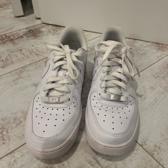 brand new Air Force ones (worn once). White cute and fresh size 7 women’s - Picture 3 of 6